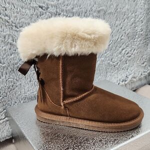LAMO Girl  Size 2. Brown Suede Boots with Cream Fur Trim